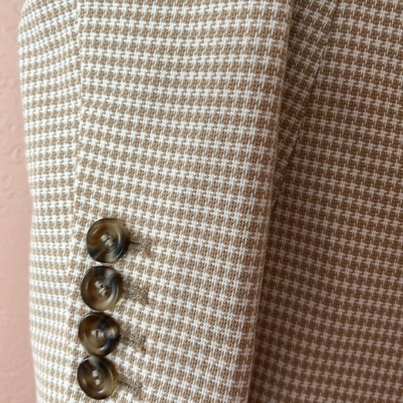 Ann Taylor beautiful Petite Blazer for Women. - Picture 13 of 16